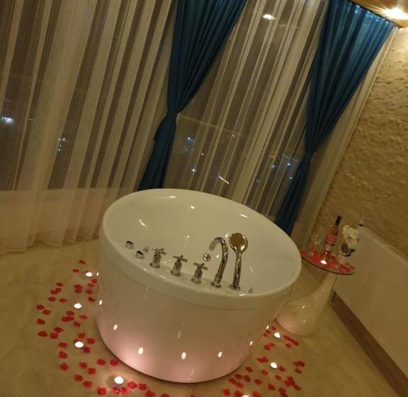 إستوديو ديلوكس, Safi