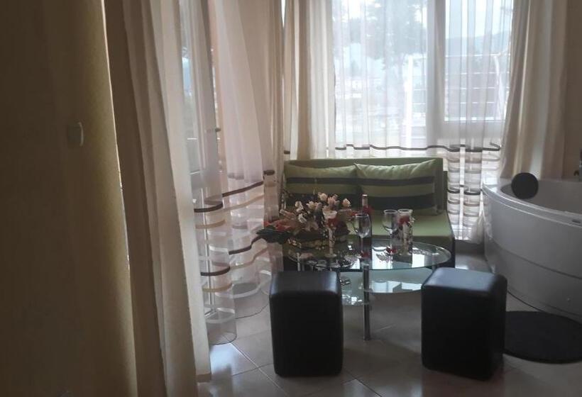 غرفة ديلوكس ثلاثية, Safi