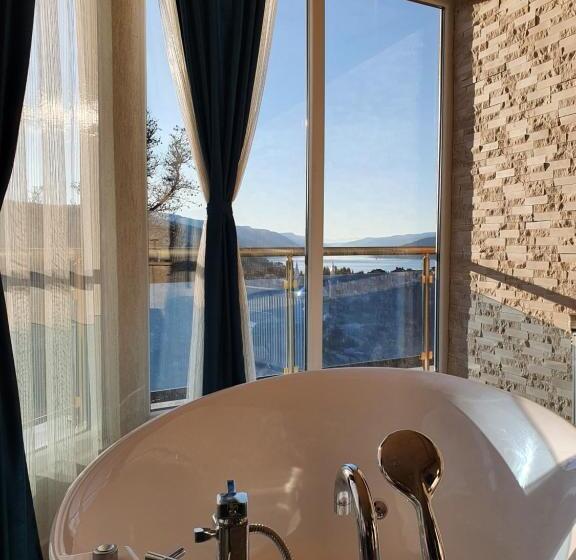 إستوديو ديلوكس, Safi