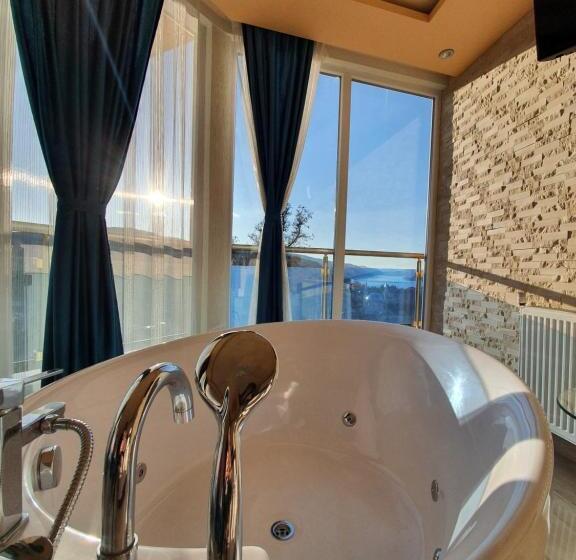 إستوديو ديلوكس, Safi