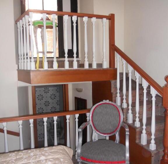 סוויטת ג'וניור עם טרסה, Sweet Sweet Home