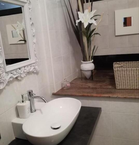 סוויטת ג'וניור עם טרסה, Sweet Sweet Home