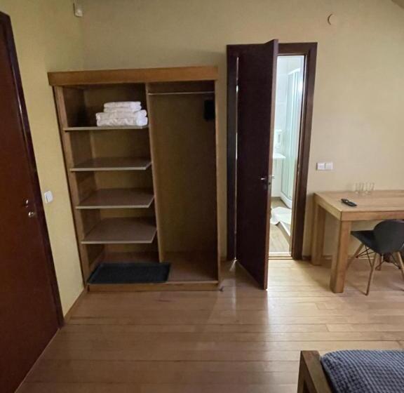 اتاق استاندارد سه نفره, Akmenine Kerpe