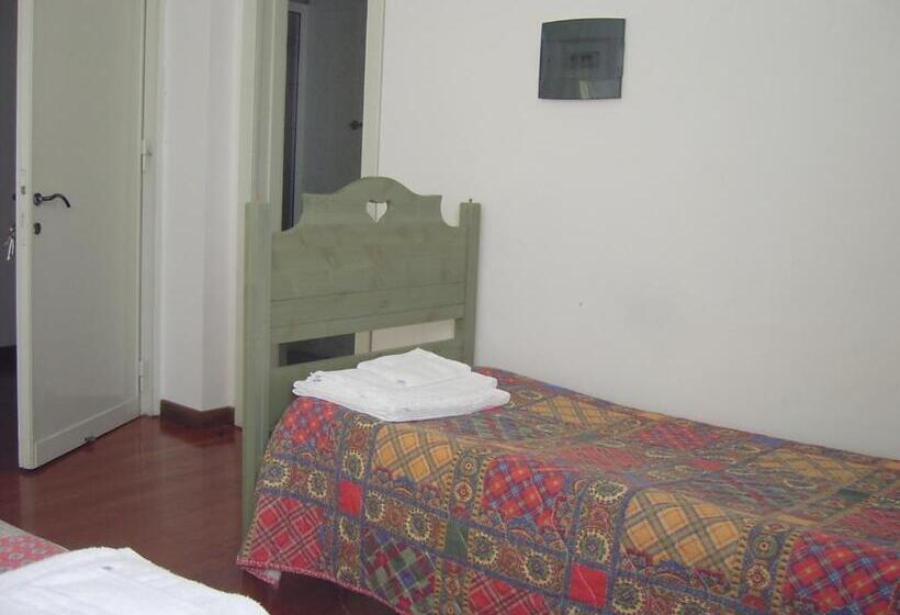 חדר סטנדרט לשלושה, Leonessaffittacamere