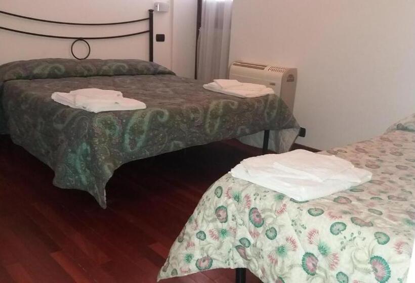 חדר סטנדרט לארבעה, Leonessaffittacamere