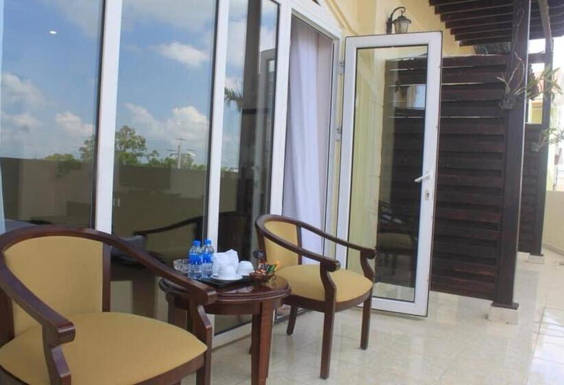 اتاق لوکس, Chau Pho