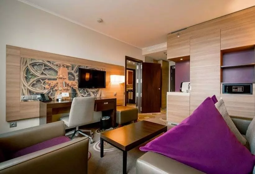 مجموعه ویستا شهر, Holiday Inn Kyiv By Ihg