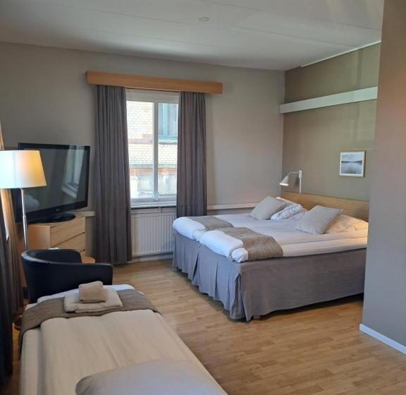 基本三人间, L Rådhuset