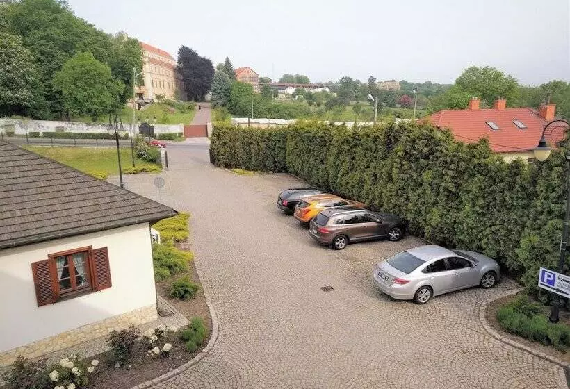 اتاق لوکس, Sarmata Zespół Dworski