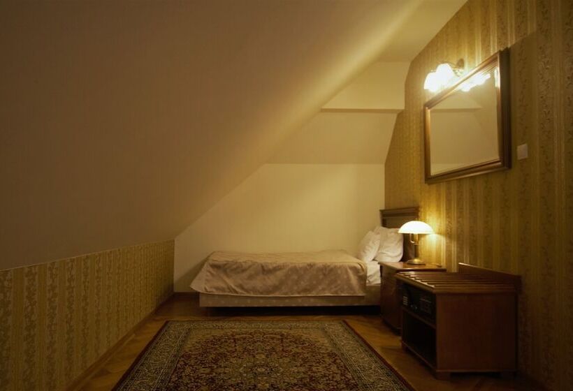 شقة غرفة واحدة, Sarmata Zespół Dworski