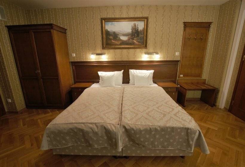 شقة غرفة واحدة, Sarmata Zespół Dworski