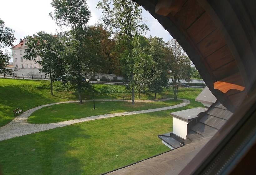 شقة غرفة واحدة, Sarmata Zespół Dworski