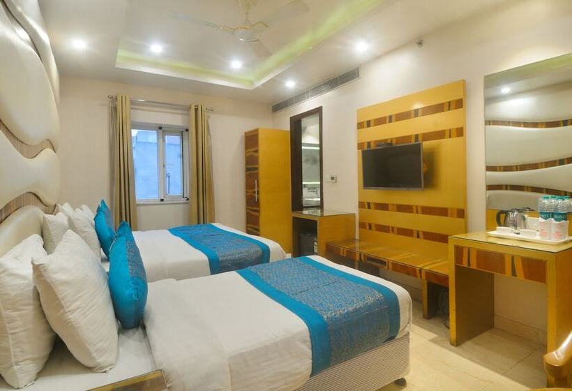 غرفة عائلية, The Gold Regency