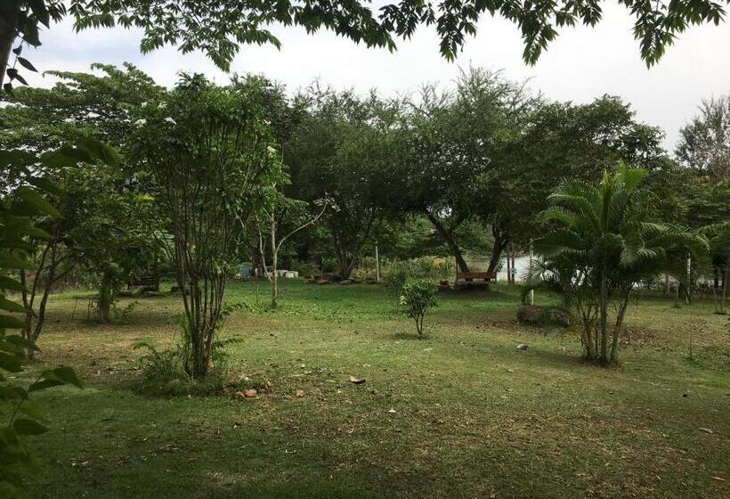 스탠다드 방갈로, Kum Nangpaya