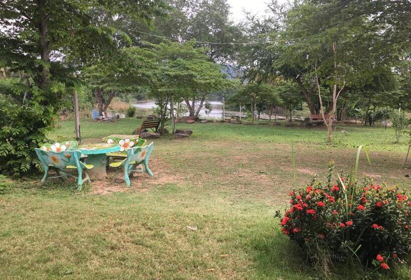 스탠다드 방갈로, Kum Nangpaya