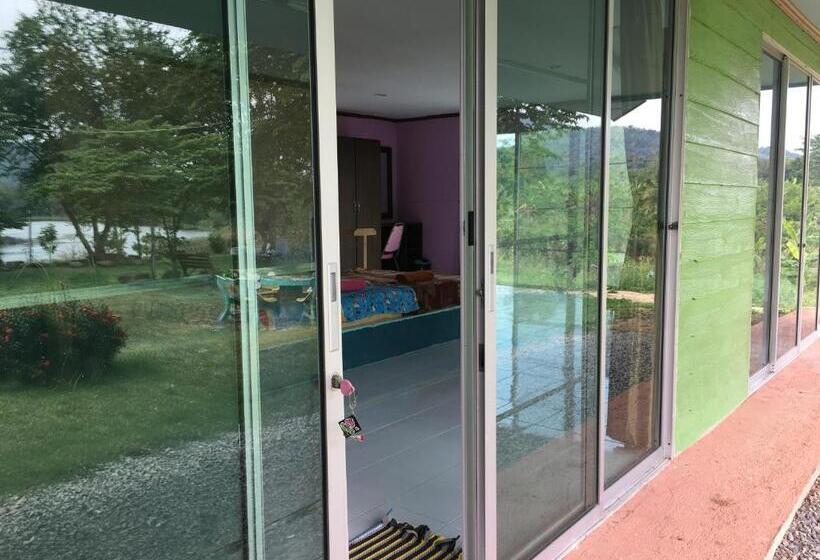 스탠다드 방갈로, Kum Nangpaya