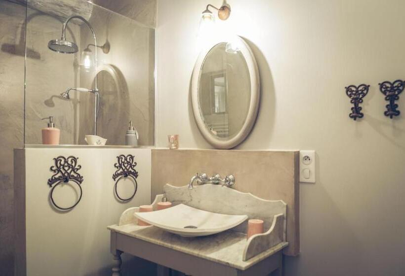 キングサイズベッドのスタンダードルーム, Chambres D Hôtes L Oréliane En Provence Spa Bien être