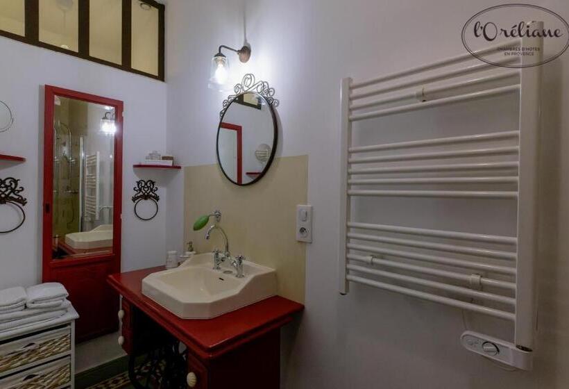 庭の見えるスタンダードトリプルルーム, Chambres D Hôtes L Oréliane En Provence Spa Bien être