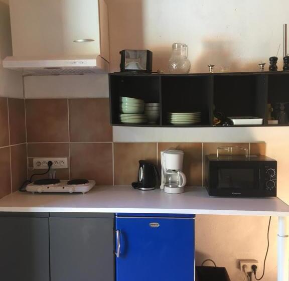 标准工作室带泳池景, Chateau De La Bastide