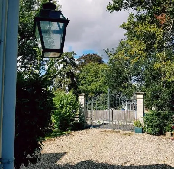庭の見えるスタンダードトリプルルーム, Manoir De L As De Trèfle