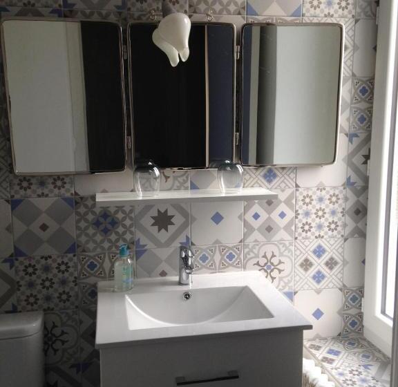 スタンダードルーム, La Maison Bleue