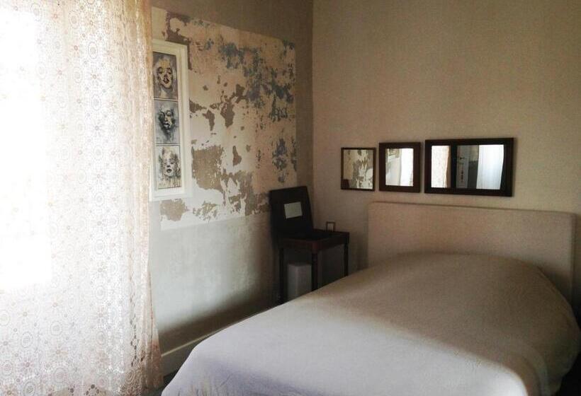 スタンダードルーム, La Maison Bleue