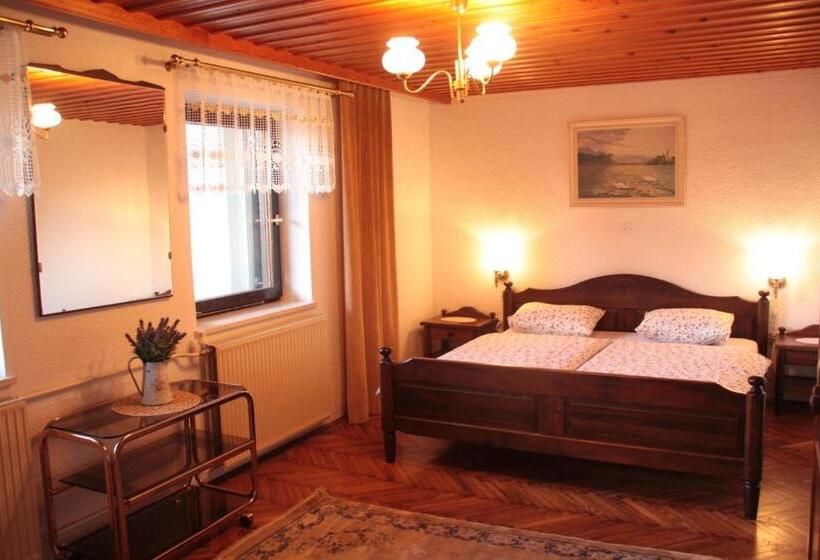 استودیو استاندارد با چشم‌انداز, Garden Apartments Maria