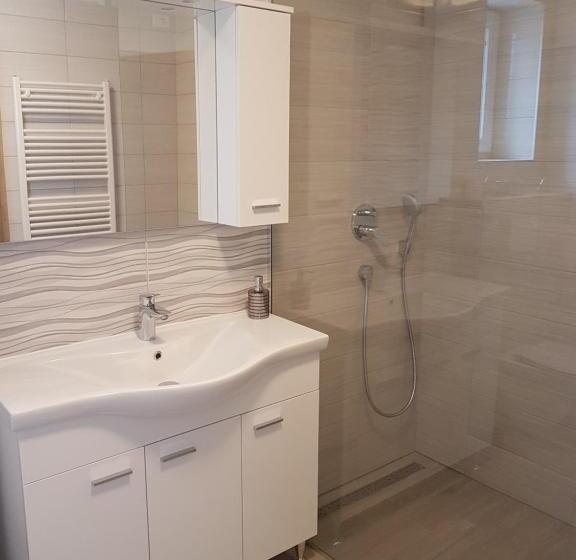 استودیوی لوکس, Garden Apartments Maria
