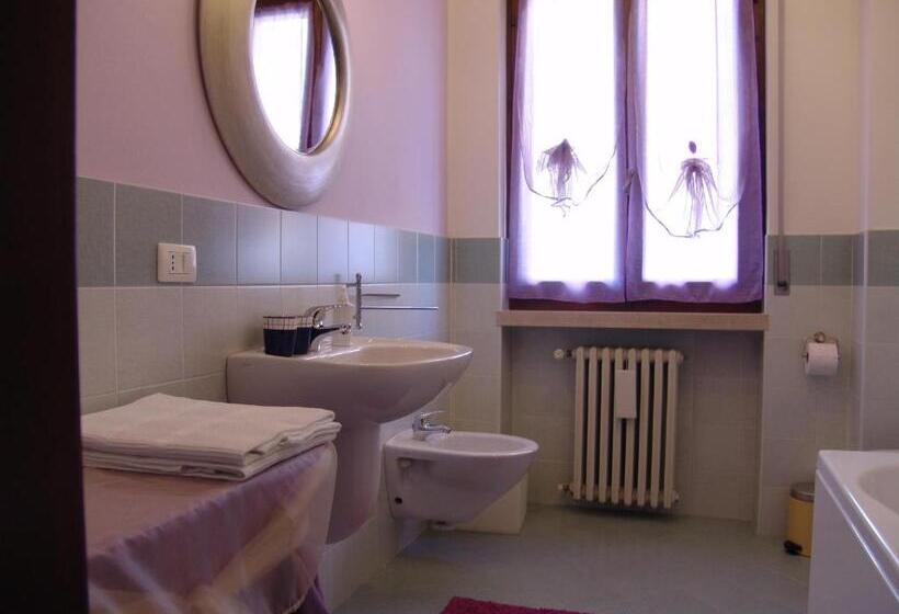 اتاق سه‌نفرۀ استاندارد با سرویس بهداشتی بیرون از اتاق, B&b Il Fragolo