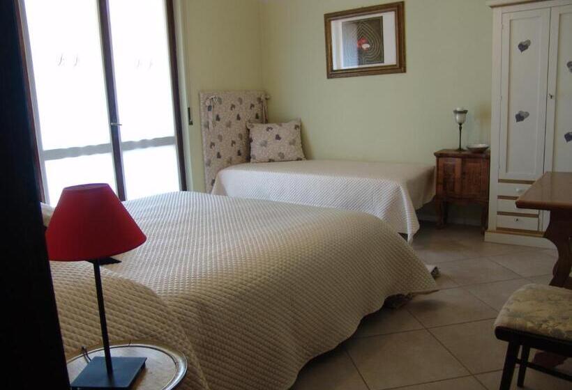 اتاق سه‌نفرۀ استاندارد با سرویس بهداشتی بیرون از اتاق, B&b Il Fragolo