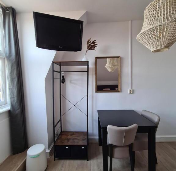 디럭스 룸, Pension Corper