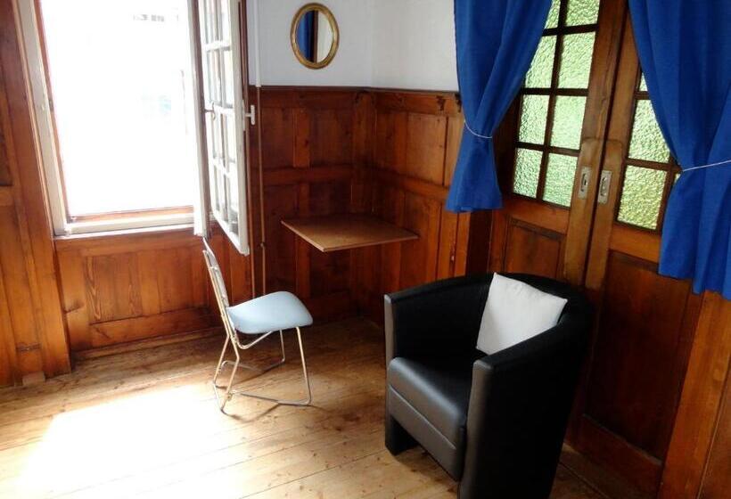 غرفة عائلية, Gotthard Backpacker