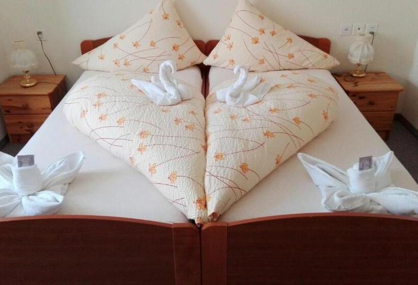 带共用浴室的标准房间, Quellenhof