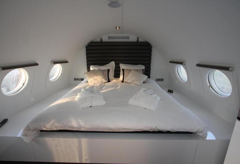 جناح ديلوكس, Vliegtuigsuite Teuge