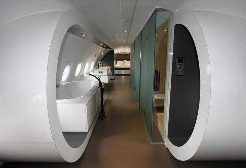 جناح ديلوكس, Vliegtuigsuite Teuge