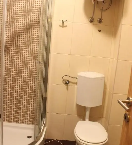 استودیوی استاندارد, Apartments And Rooms Max Well