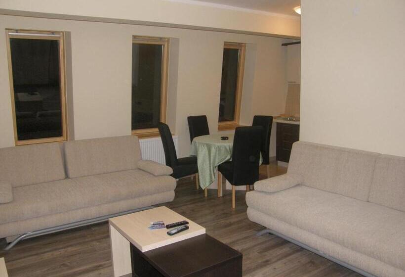 Escritório Estándar, Apartments And Rooms Max Well