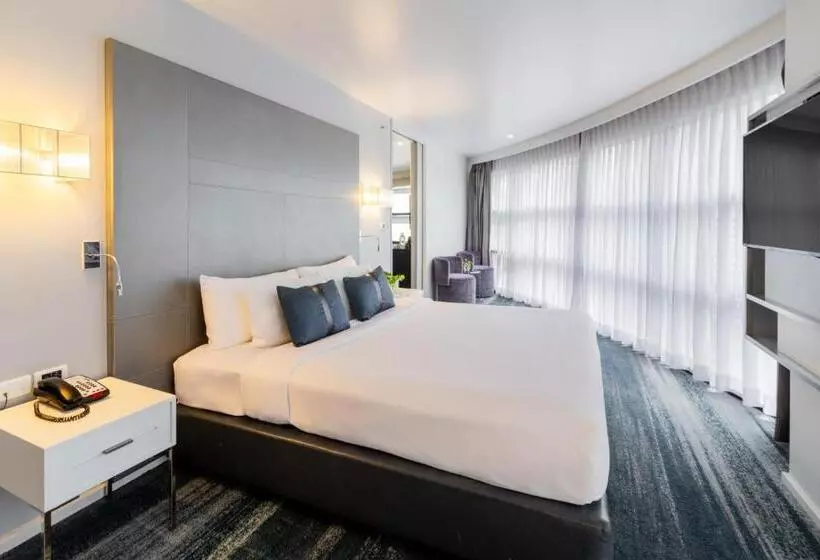 Suite King Bed