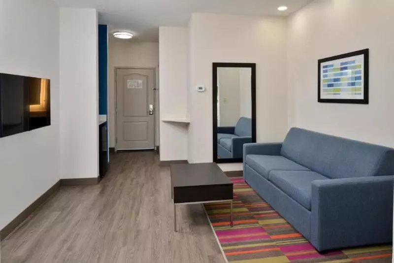 キングサイズベッドのスイートルーム, Holiday Inn Express Hotel & Suites Carthage, An Ihg