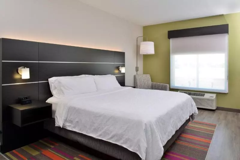 キングサイズベッドのスタンダードルーム, Holiday Inn Express Hotel & Suites Carthage, An Ihg
