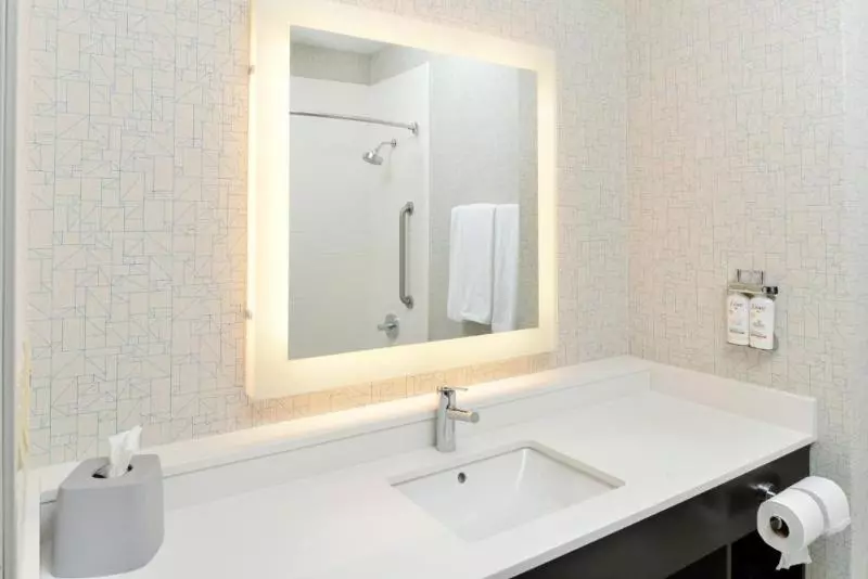 キングサイズベッドのスタンダードルーム, Holiday Inn Express Hotel & Suites Carthage, An Ihg