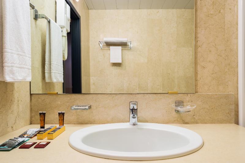 جناح, Holiday Inn Express Hotel & Suites Carthage, An Ihg