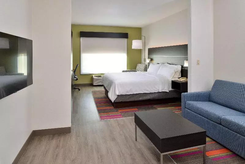 キングサイズベッドのスイートルーム, Holiday Inn Express Hotel & Suites Carthage, An Ihg