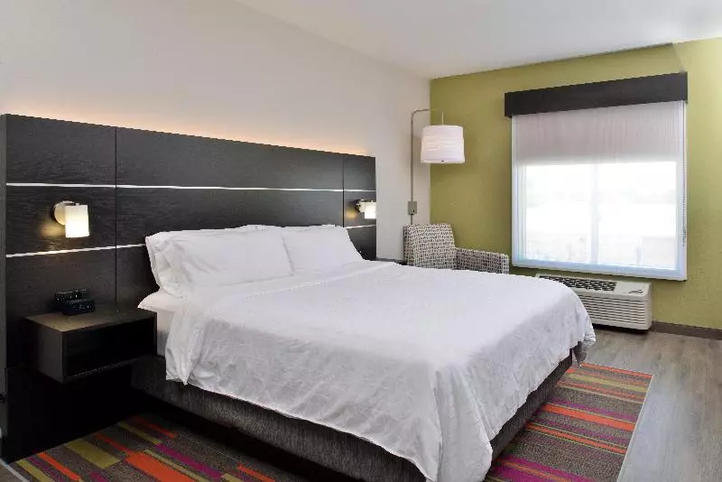 キングサイズベッドのスイートルーム, Holiday Inn Express Hotel & Suites Carthage, An Ihg