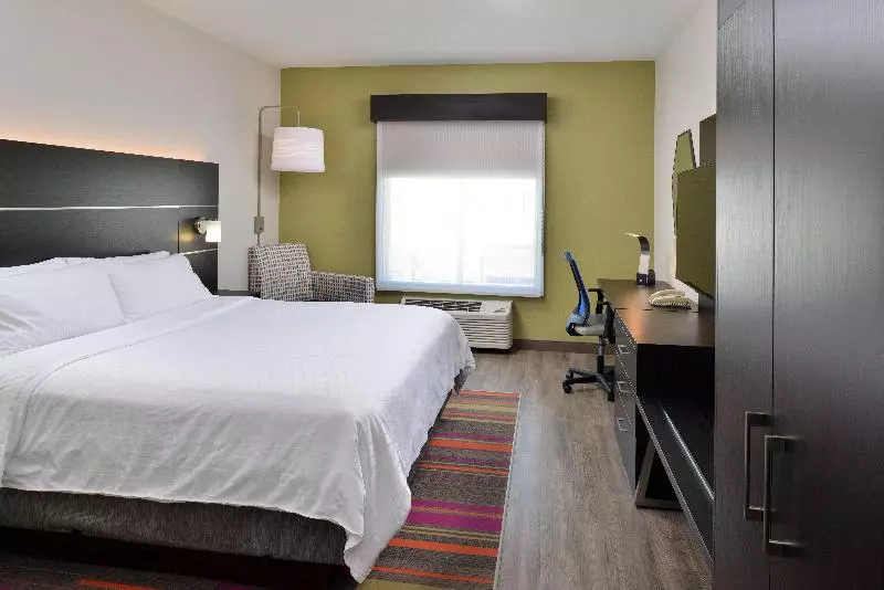 キングサイズベッドのスイートルーム, Holiday Inn Express Hotel & Suites Carthage, An Ihg