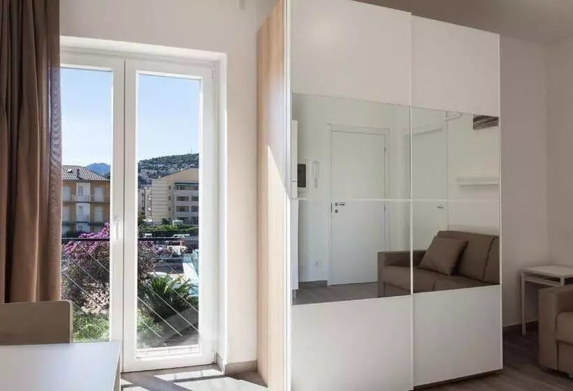 استودیوی استاندارد, Miriam Hotel & Residence