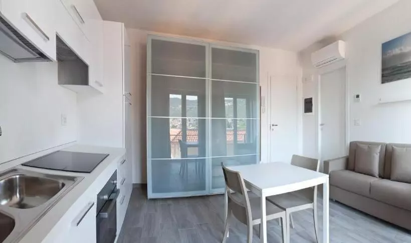 استودیوی استاندارد, Miriam Hotel & Residence