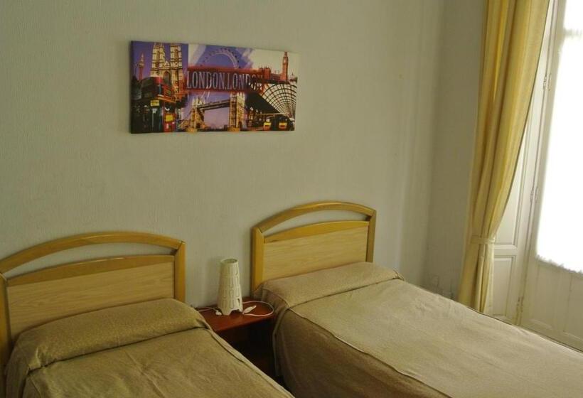 اتاق استاندارد با سرویس بهداشتی مشترک, Pensión Santa Paula