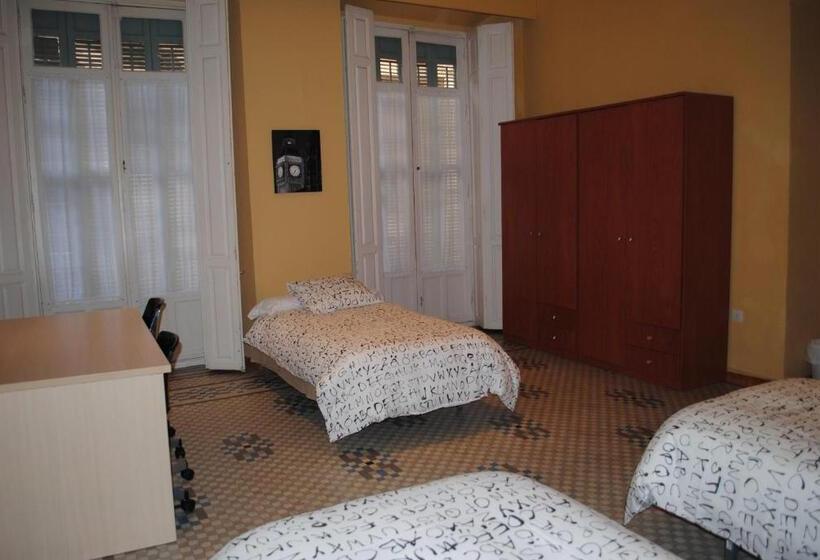 اتاق استاندارد سه تخته با سرویس بهداشتی مشترک, Pensión Santa Paula