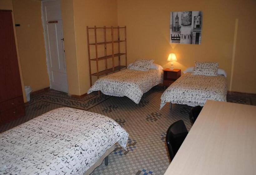 اتاق استاندارد سه تخته با سرویس بهداشتی مشترک, Pensión Santa Paula